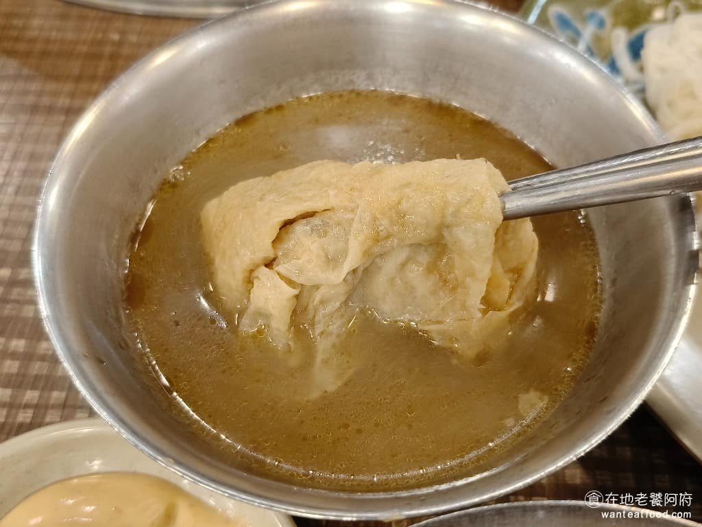 霸味薑母鴨內湖旗艦店 霸味薑母鴨內湖旗艦店菜單 霸味薑母鴨內湖旗艦店推薦 內湖區美食 內湖美食 通常越吃到底部，湯頭味道會越重，因為所有的薑都沉在甕底，就會越吃越辣，但辣得很過癮。 @在地老饕阿府