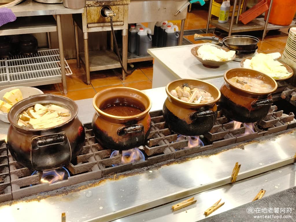 霸味薑母鴨內湖旗艦店 霸味薑母鴨內湖旗艦店菜單 霸味薑母鴨內湖旗艦店推薦 內湖區美食 內湖美食 店家會將你一開始點的配料，先煮熟再上桌，每桌的火爐使用的都是炭火，所以吃起來感覺更溫暖。 @在地老饕阿府