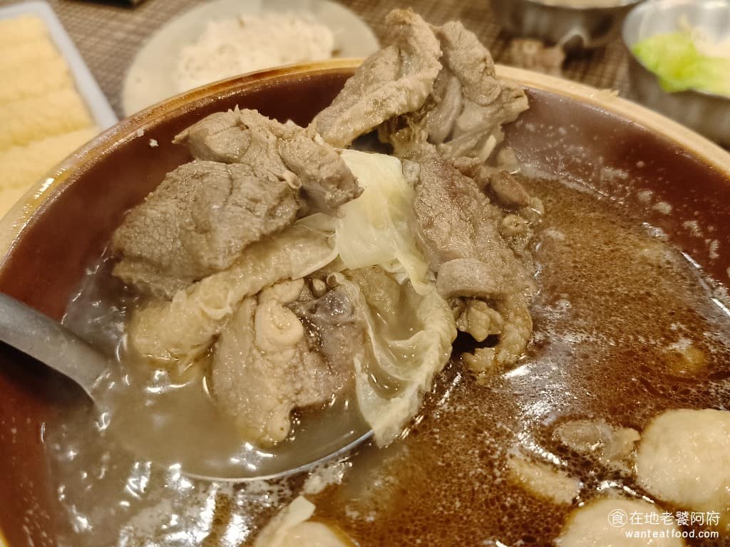 霸味薑母鴨內湖旗艦店 霸味薑母鴨內湖旗艦店菜單 霸味薑母鴨內湖旗艦店推薦 內湖區美食 內湖美食 而且加點的肉，鴨脖子的部分比較少，幾乎都是鴨肉，超棒的，因為鴨肉肉質比較軟嫩，好吃很多。 @在地老饕阿府