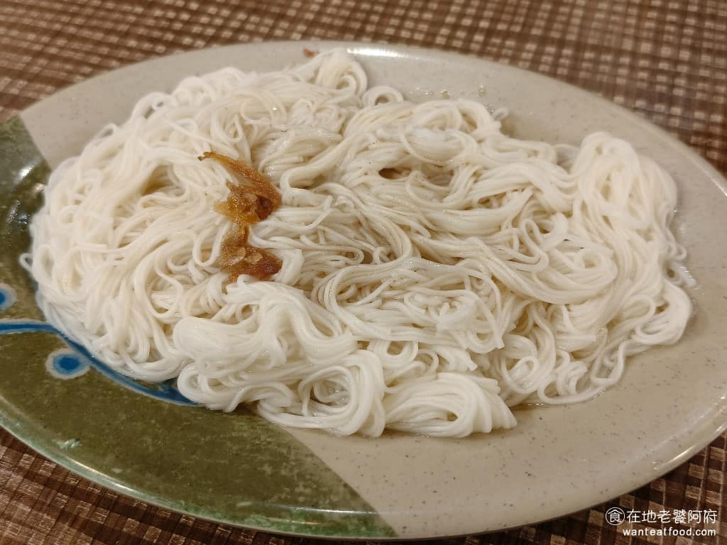 霸味薑母鴨內湖旗艦店 霸味薑母鴨內湖旗艦店菜單 霸味薑母鴨內湖旗艦店推薦 內湖區美食 內湖美食 麵線 一份 40 元，份量不算大，淋了麻油和紅蔥酥，香氣十足，有些人會把豆腐乳醬拌進去吃，更鹹香。 @在地老饕阿府