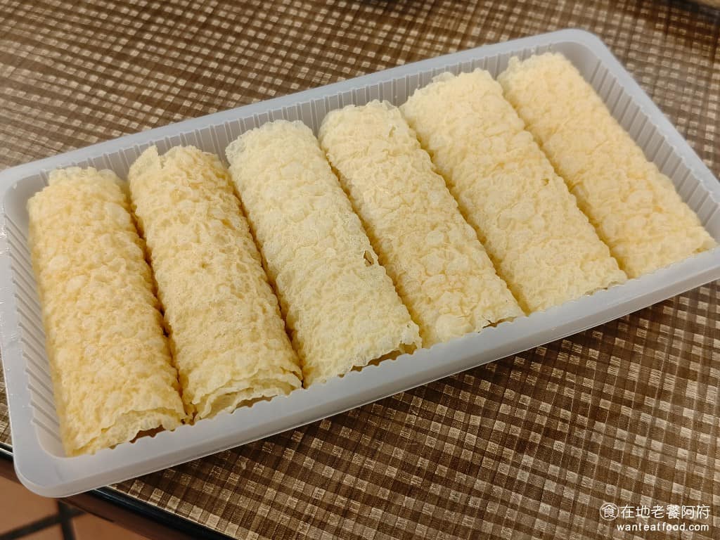 霸味薑母鴨內湖旗艦店 霸味薑母鴨內湖旗艦店菜單 霸味薑母鴨內湖旗艦店推薦 內湖區美食 內湖美食 霸味捲 很有特色的薄豆皮，超薄像衛生紙一樣，放下鍋涮個一兩秒就能吃，口感柔軟帶點彈性，吸飽湯汁後味道濃郁。 @在地老饕阿府