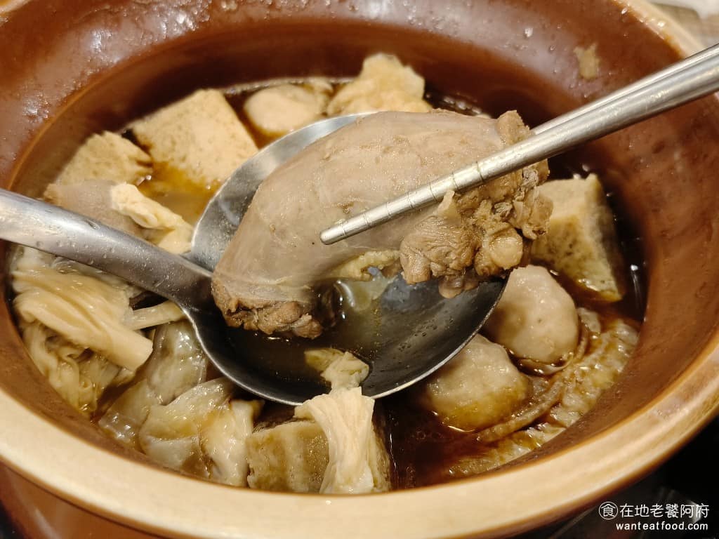 霸味薑母鴨內湖旗艦店 霸味薑母鴨內湖旗艦店菜單 霸味薑母鴨內湖旗艦店推薦 內湖區美食 內湖美食 剛上桌時原先在裡面的鴨肉，鴨脖子部位給得比較多，但是鴨脖子吃起來，肉質偏硬，口感沒有一般鴨肉那麼好，鴨肉部位則好吃很多。 @在地老饕阿府