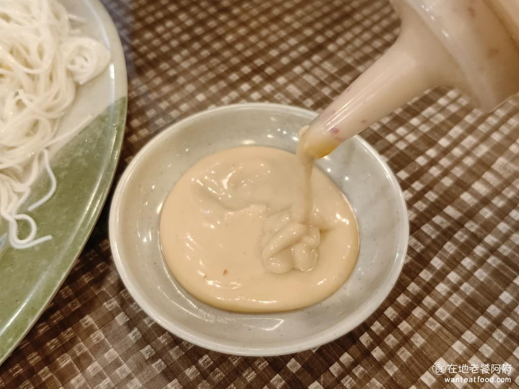 霸味薑母鴨內湖旗艦店 霸味薑母鴨內湖旗艦店菜單 霸味薑母鴨內湖旗艦店推薦 內湖區美食 內湖美食 豆腐乳 吃薑母鴨的靈魂沾醬，豆腐乳本身就有鹹味，還有一點微辣，可以加點辣椒醬油和辣椒提味，每桌都有一瓶超方便，愛加多少就加多少。 @在地老饕阿府