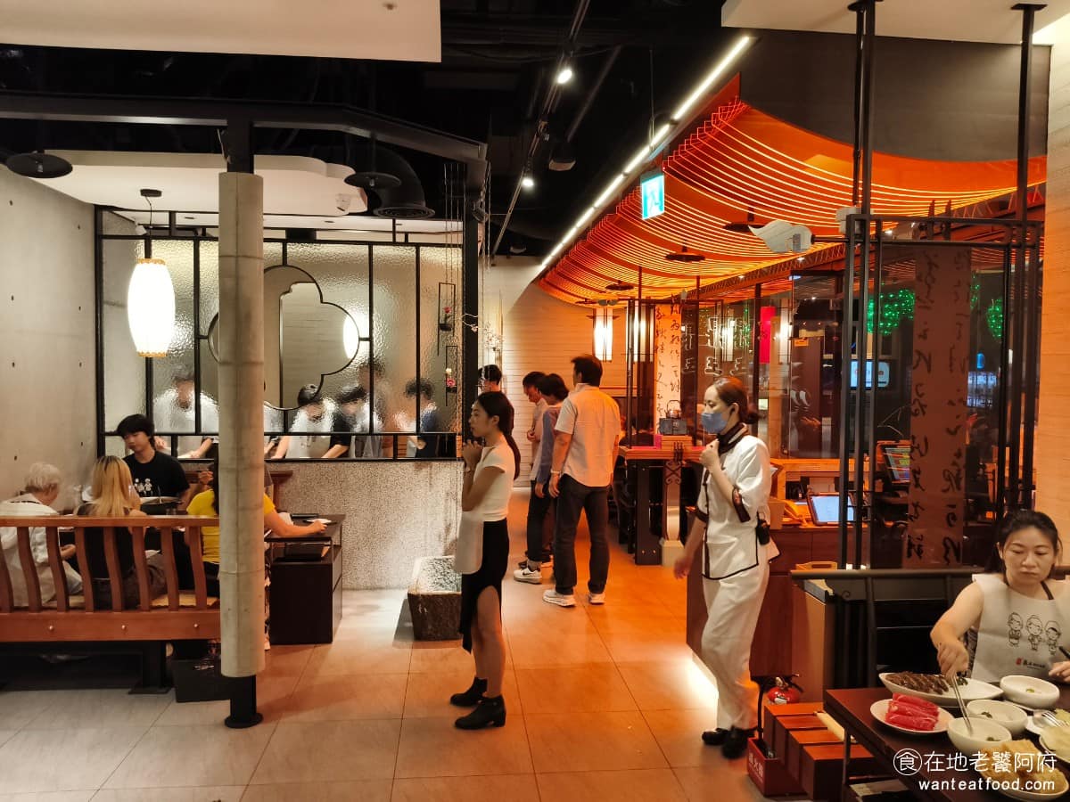 鼎王麻辣鍋台北信義ATT店 鼎王麻辣鍋台北信義ATT店菜單 鼎王麻辣鍋台北信義ATT店推薦 《鼎王麻辣鍋》最早在台中忠孝夜市開業,創辦人陳世明,1991 年開始賣麻辣鍋,靠著慢慢調整湯頭配方,一步步在夜市站穩腳步,後來才慢慢北上展店。 @在地老饕阿府