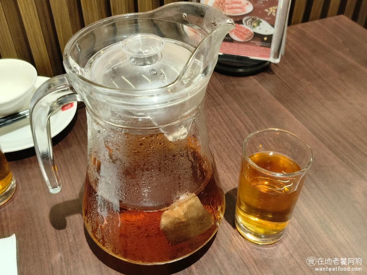 鼎王麻辣鍋台北信義ATT店 鼎王麻辣鍋台北信義ATT店菜單 鼎王麻辣鍋台北信義ATT店推薦 和以往不同的事,以前很重的茶壺不見了,改成玻璃壺裝的菊花紅茶,喝起來微甜冰涼,非常解膩。 @在地老饕阿府