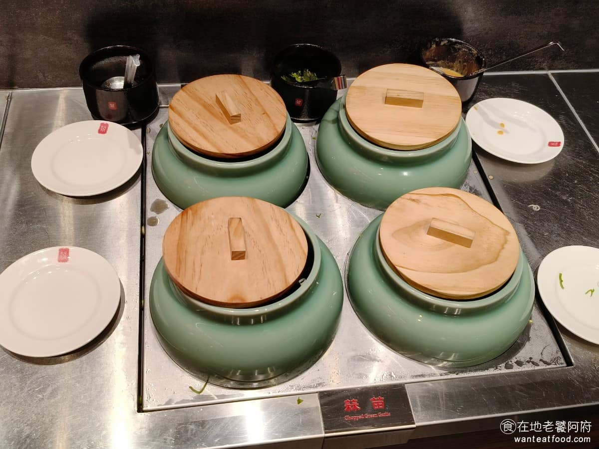 鼎王麻辣鍋台北信義ATT店 鼎王麻辣鍋台北信義ATT店菜單 鼎王麻辣鍋台北信義ATT店推薦 醬料區 只有提供兩種醬料,一個是豆乳醬,另一個是麻辣沾醬,旁邊還有提供蒜苗。 @在地老饕阿府
