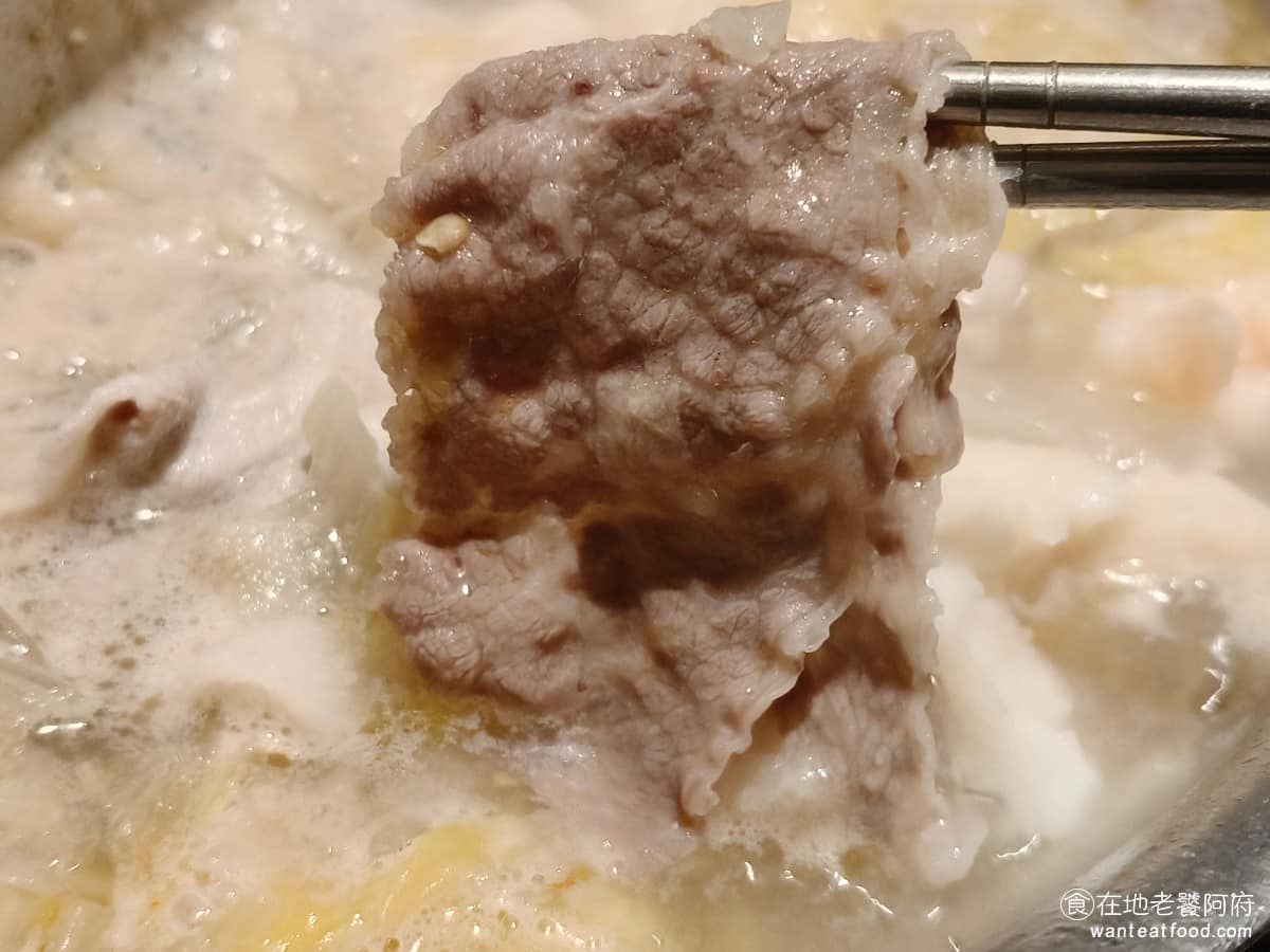 鼎王麻辣鍋台北信義ATT店 鼎王麻辣鍋台北信義ATT店菜單 鼎王麻辣鍋台北信義ATT店推薦 牛小排肉片薄,下鍋燙一下就能吃,吃起來滑順不柴,肉質有水準,不愧是高檔的火鍋餐廳。 @在地老饕阿府