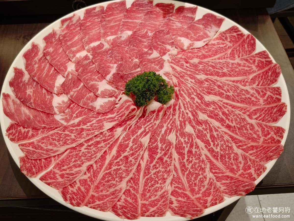 鼎王麻辣鍋台北信義ATT店 鼎王麻辣鍋台北信義ATT店菜單 鼎王麻辣鍋台北信義ATT店推薦 伊比利豬嫩肩胛+牛小排 肉質偏軟嫩,油脂分布均勻,煮的時間不用太久,就能夾得出來,牛小排的肉質也很不錯,肥瘦均勻切得很薄,口感軟嫩,入口即化。 @在地老饕阿府