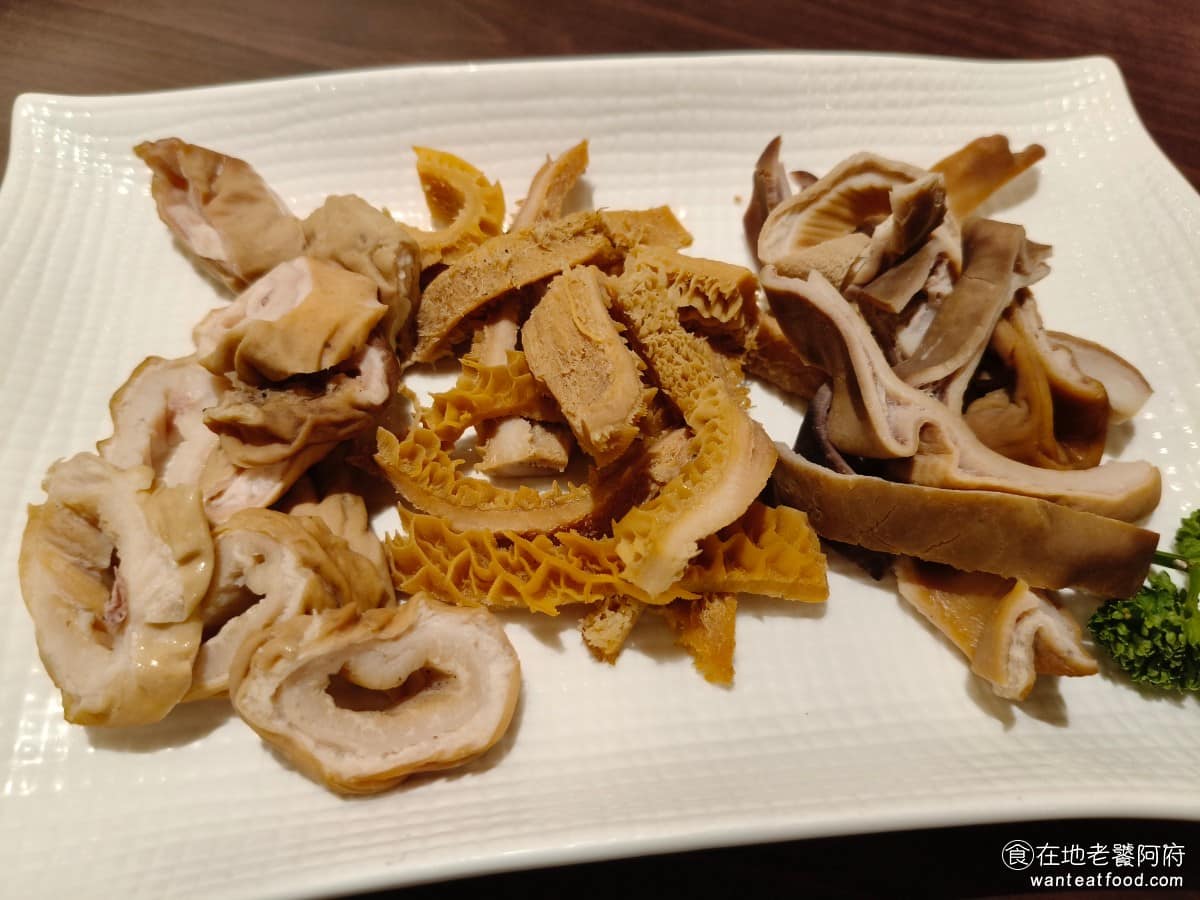 鼎王麻辣鍋台北信義ATT店 鼎王麻辣鍋台北信義ATT店菜單 鼎王麻辣鍋台北信義ATT店推薦 精選滷拼盤 裡面通常是大腸頭、蜂巢牛肚跟豬肚這幾樣,因為已經先滷過入味,不用另外煮太久就能吃。口感上偏軟一點的是大腸頭跟豬肚,蜂巢牛肚則比較有嚼勁。 @在地老饕阿府
