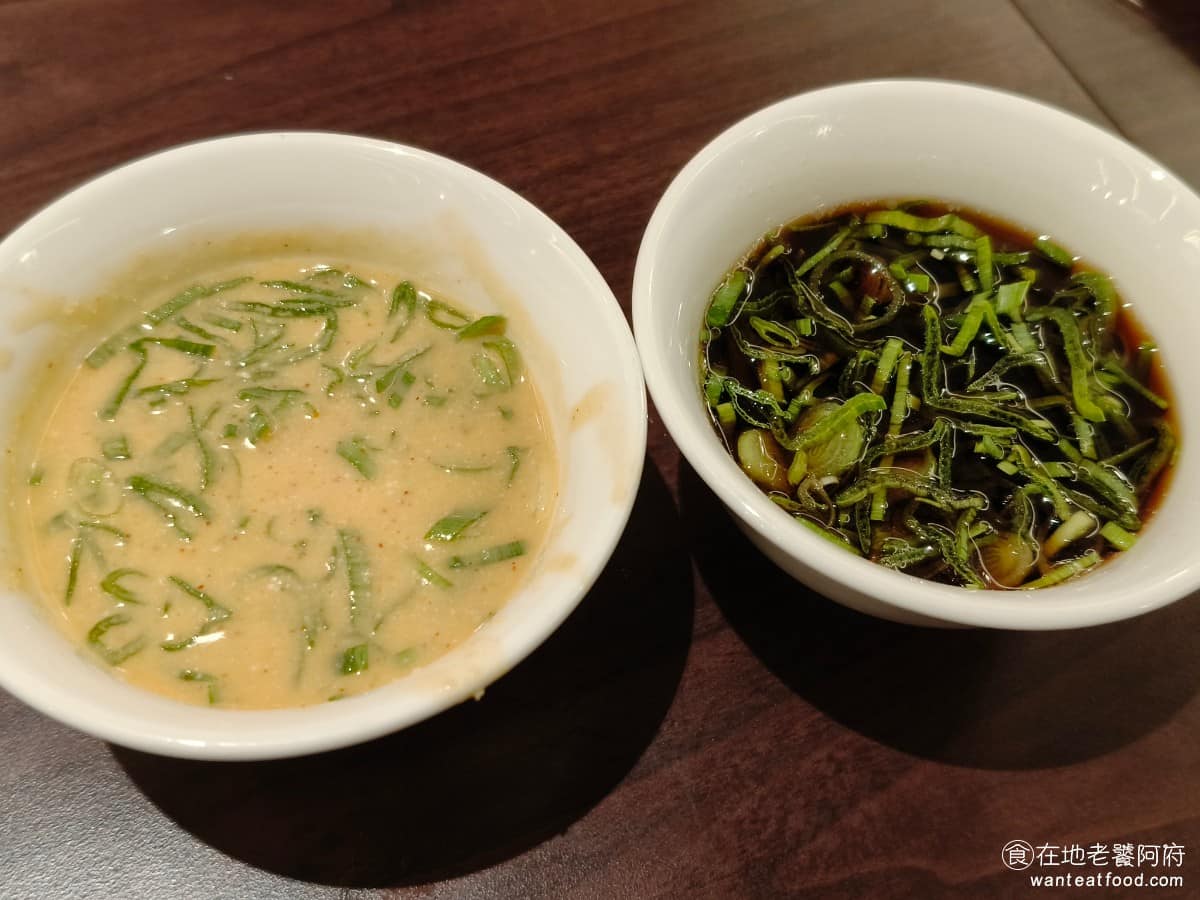 鼎王麻辣鍋台北信義ATT店 鼎王麻辣鍋台北信義ATT店菜單 鼎王麻辣鍋台北信義ATT店推薦 豆腐乳醬吃起來口味偏鹹,豆乳香氣十足,麻辣沾醬名稱雖然有「辣」,但其實吃起來卻完全不辣,反而超級酸,基本上就是醋醬。 @在地老饕阿府