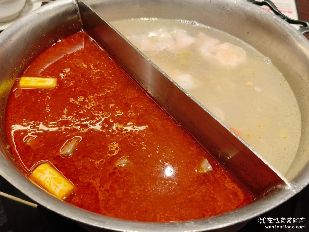 鼎王麻辣鍋台北信義ATT店 鼎王麻辣鍋台北信義ATT店菜單 鼎王麻辣鍋台北信義ATT店推薦 消費方式是單點計價,每人有基本鍋底費,兩人以上同桌吃鍋,加點的鴨血、豆腐不用額外付錢,吃不完還能打包帶走,也是這裡的特點。 @在地老饕阿府