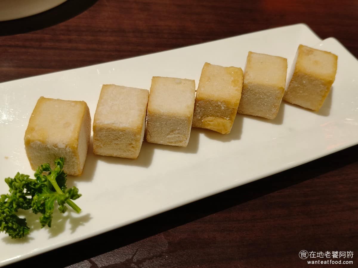 鼎王麻辣鍋台北信義ATT店 鼎王麻辣鍋台北信義ATT店菜單 鼎王麻辣鍋台北信義ATT店推薦 黃金魚豆腐 用魚漿做成的豆腐狀食品,外表偏黃口感比一般豆腐紮實一些,只不過沒有上次來的好吃,吃不太到魚肉的鮮味,有一點廉價品的感覺。 @在地老饕阿府