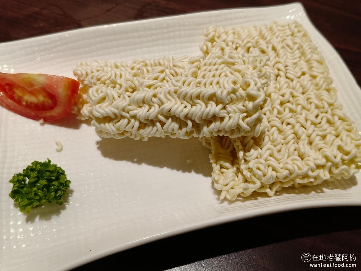 鼎王麻辣鍋台北信義ATT店 鼎王麻辣鍋台北信義ATT店菜單 鼎王麻辣鍋台北信義ATT店推薦 韓國不倒翁拉麵 韓國進口的泡麵品牌,麵條偏粗有嚼勁,煮進鍋裡會吸附湯頭的辣味,吃起來口感很不一樣,喜歡韓式拉麵口感的人可以點來當主食。 @在地老饕阿府