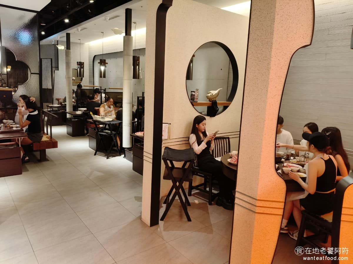 鼎王麻辣鍋台北信義ATT店 鼎王麻辣鍋台北信義ATT店菜單 鼎王麻辣鍋台北信義ATT店推薦 店內座位安排有圓桌,也有設置包廂,可以應付不同人數的聚餐需求,不管是幾個朋友小聚,還是家庭聚餐都很適合。 @在地老饕阿府