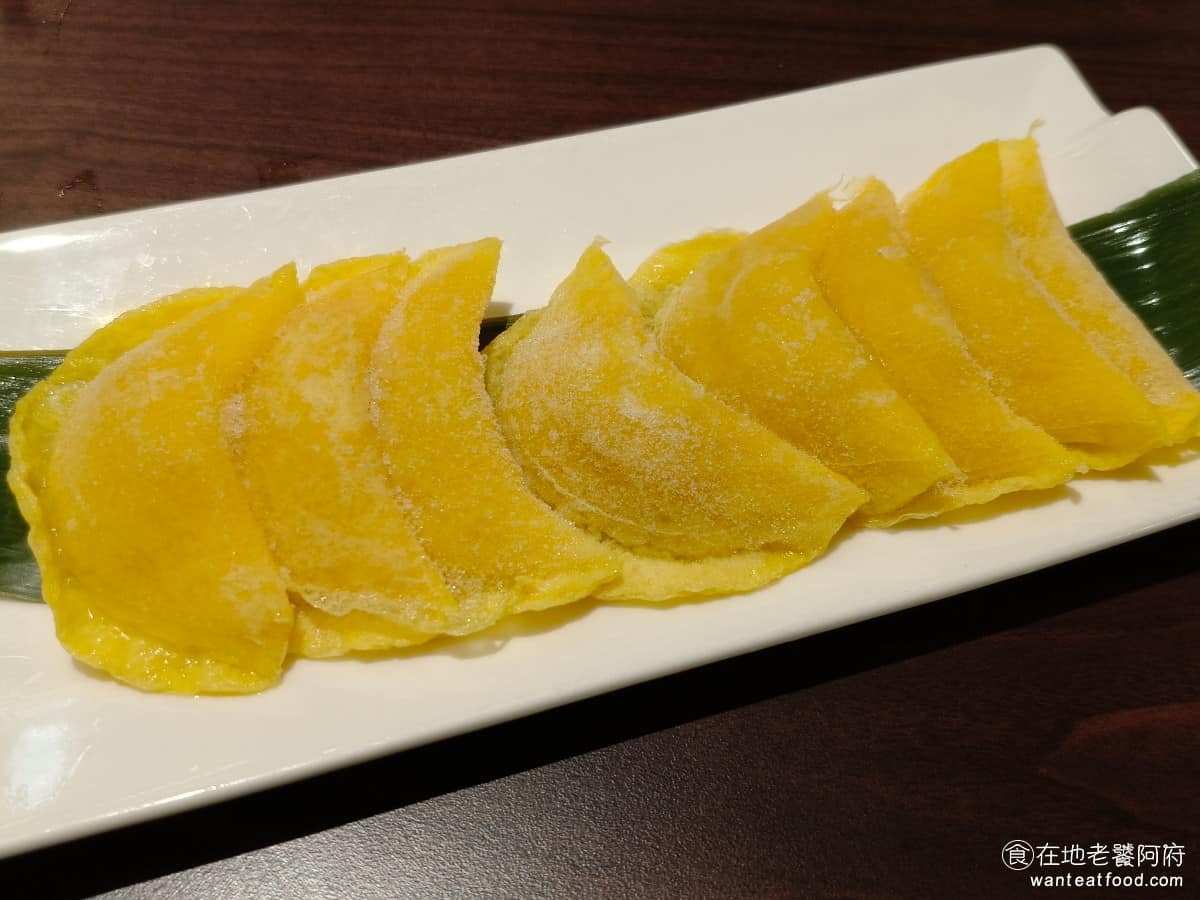 鼎王麻辣鍋台北信義ATT店 鼎王麻辣鍋台北信義ATT店菜單 鼎王麻辣鍋台北信義ATT店推薦 魚卵啵啵蛋蛋餃 蛋餃裡包了魚卵,咬下去除了蛋皮跟內餡的味道之外,還會有魚卵的顆粒感和一點鹹香味,比一般蛋餃多了一種口感層次,味道不錯。 @在地老饕阿府