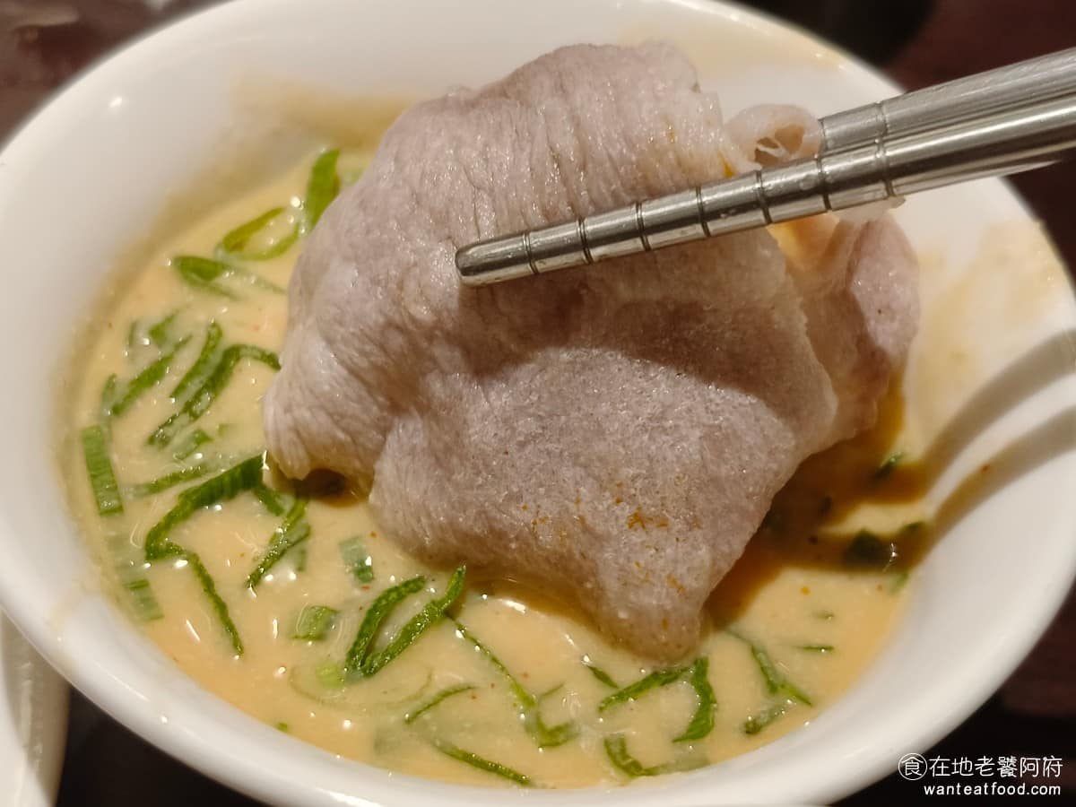 鼎王麻辣鍋台北信義ATT店 鼎王麻辣鍋台北信義ATT店菜單 鼎王麻辣鍋台北信義ATT店推薦 搭配豆腐醬,味道還不錯,只不過伊比利豬部分,雖然肉質軟嫩,但全部都是瘦肉,油花非常少,吃起來紋理的口感,就沒有那麼好了。 @在地老饕阿府