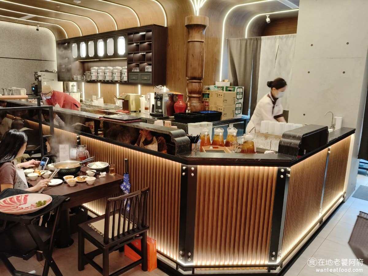 鼎王麻辣鍋台北信義ATT店 鼎王麻辣鍋台北信義ATT店菜單 鼎王麻辣鍋台北信義ATT店推薦 《鼎王麻辣鍋 台北信義ATT店》則是在既有的鍋物基礎上,多加了調酒跟茶飲,把「吃鍋配酒」變成新賣點,這在鼎王其他分店比較少見。 @在地老饕阿府