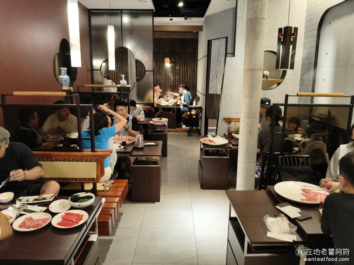 鼎王麻辣鍋台北信義ATT店 鼎王麻辣鍋台北信義ATT店菜單 鼎王麻辣鍋台北信義ATT店推薦 《鼎王麻辣鍋 台北信義ATT店》空間設計,延續鼎王一貫的東方美學風格,走的是古典雅緻的路線,木質紋理搭配沈穩的色調,跟一般麻辣鍋店常見的紅通通裝潢不太一樣,更偏向沈靜一點的用餐氛圍。 @在地老饕阿府