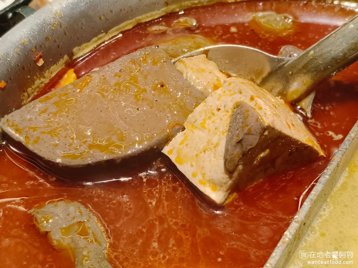 鼎王麻辣鍋台北信義ATT店 鼎王麻辣鍋台北信義ATT店菜單 鼎王麻辣鍋台北信義ATT店推薦 鴨血、豆腐 這是鼎王的招牌,鴨血滷得入味口感軟嫩,豆腐也很嫩,很容易吸附湯汁,可以免費無限續加,很多人專程為了這個來吃。 @在地老饕阿府