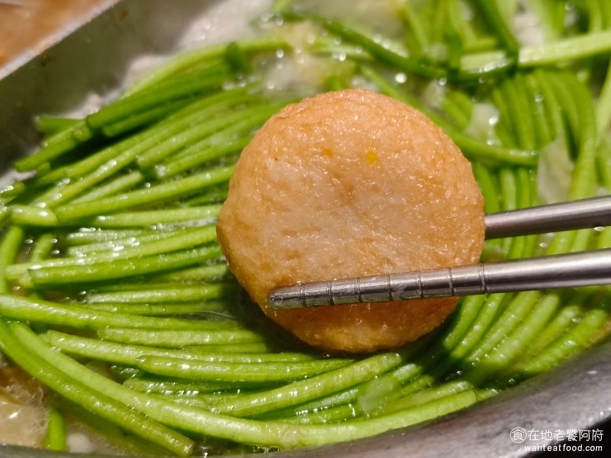 鼎王麻辣鍋台北信義ATT店 鼎王麻辣鍋台北信義ATT店菜單 鼎王麻辣鍋台北信義ATT店推薦 裡面包了滿滿的龍蝦沙拉,外皮Q彈,味道非常棒,是推薦點的火鍋料。 @在地老饕阿府