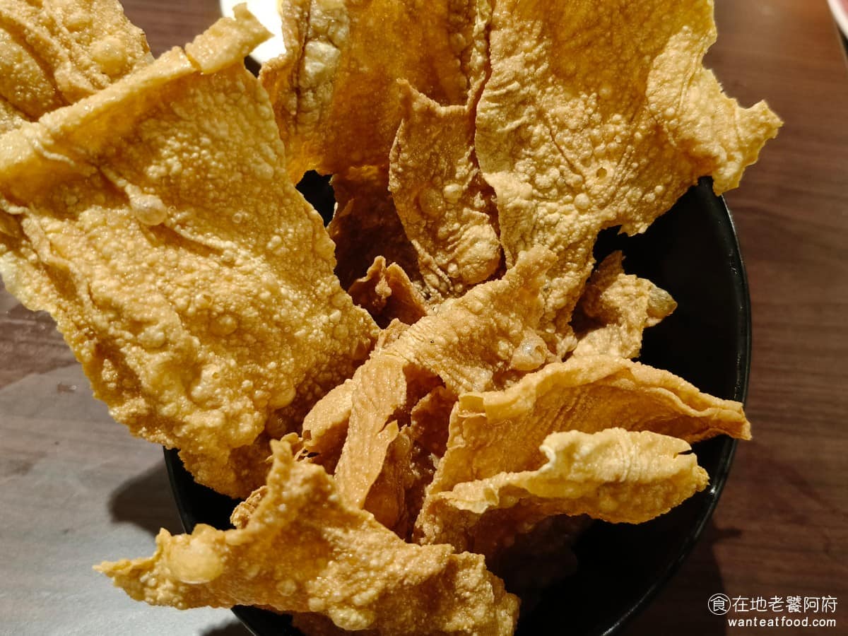 鼎王麻辣鍋台北信義ATT店 鼎王麻辣鍋台北信義ATT店菜單 鼎王麻辣鍋台北信義ATT店推薦 鮮炸豆皮 豆皮先炸過,再上桌外層帶點脆度,下鍋煮之後,又會吸湯汁變軟,喜歡更脆一點豆皮的人可以點。 @在地老饕阿府