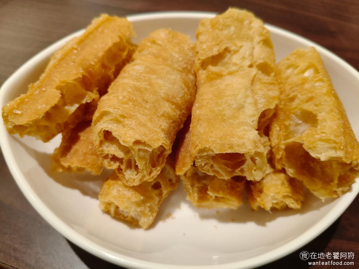 鼎王麻辣鍋台北信義ATT店 鼎王麻辣鍋台北信義ATT店菜單 鼎王麻辣鍋台北信義ATT店推薦 老油條 油條吸滿湯汁後外層變軟、內部還保有一點空氣感,咬下去湯汁會在嘴裡散開,是很多人吃麻辣鍋必點的主食類配料。 @在地老饕阿府