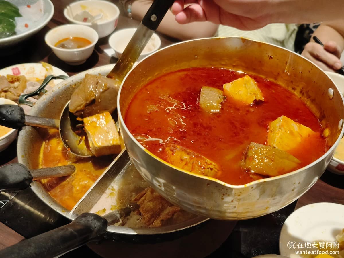 鼎王麻辣鍋台北信義ATT店 鼎王麻辣鍋台北信義ATT店菜單 鼎王麻辣鍋台北信義ATT店推薦 服務人員的品質都非常好,會在桌邊不斷地幫你續加麻辣湯底,和酸菜白肉鍋湯底,續加的過程中,不只鴨血、豆腐,酸菜也能無限加。 @在地老饕阿府