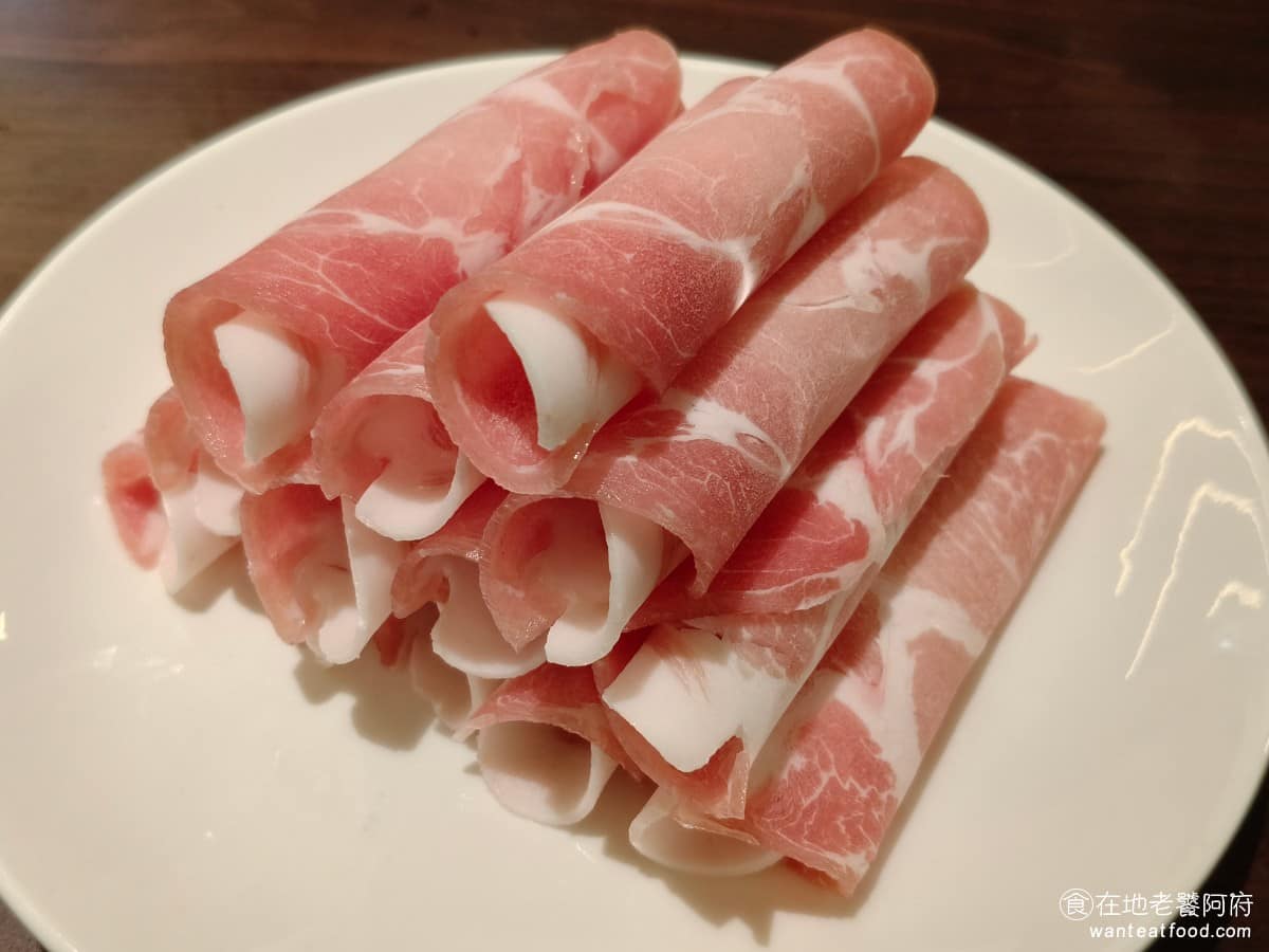 鼎王麻辣鍋台北信義ATT店 鼎王麻辣鍋台北信義ATT店菜單 鼎王麻辣鍋台北信義ATT店推薦 這是只要點滿指定的餐點,就會現場贈送的豬梅花片,只不過感覺像是酸菜白肉鍋底的那一種類型的豬肉片,所以肉的品質比較差。 @在地老饕阿府