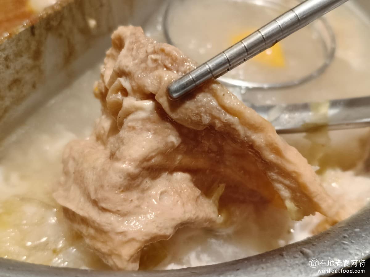 鼎王麻辣鍋台北信義ATT店 鼎王麻辣鍋台北信義ATT店菜單 鼎王麻辣鍋台北信義ATT店推薦 雖然店員和我們說,這一個炸豆皮可以不用煮就吃,但直接吃其實非常乾,還帶有一點焦味,還是建議煮過會比較好。 @在地老饕阿府