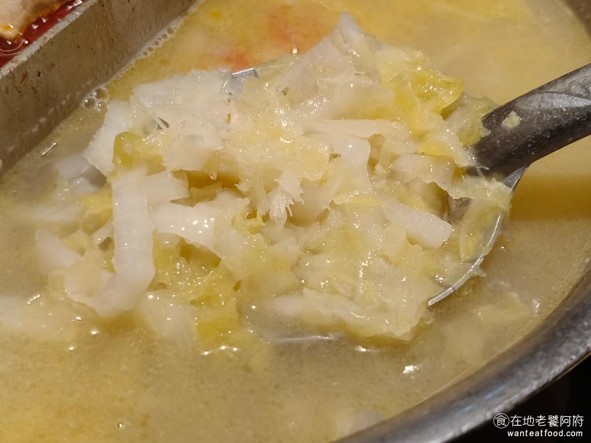 鼎王麻辣鍋台北信義ATT店 鼎王麻辣鍋台北信義ATT店菜單 鼎王麻辣鍋台北信義ATT店推薦 酸菜白肉鍋 湯底比麻辣鍋清爽很多,帶點酸味,適合不吃辣或想換口味的人,鍋裡通常會有幾片白肉,只是白肉肉質都比較硬一些。 @在地老饕阿府