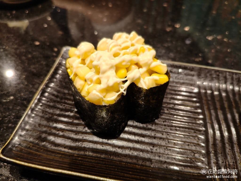 金澤美味壽司 金沢まいもん寿司 SOGO台北忠孝館店 SOGO台北忠孝館店菜單 玉米沙拉 玉米沙拉的味道也很好，和一般的壽司店相比，味道差不多，只不過美乃滋加得比較少，所以味道比較偏淡。 @在地老饕阿府