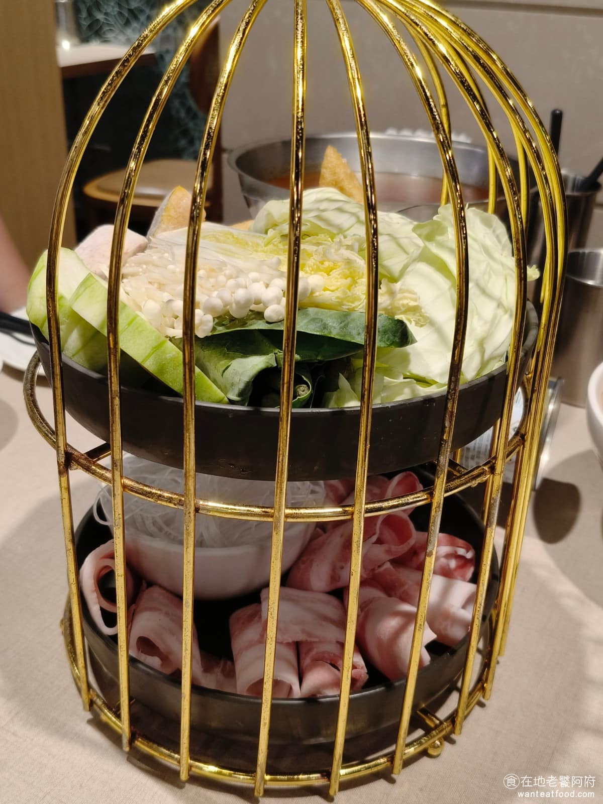 美利香港茶餐廳 美利香港茶餐廳菜單 美利香港茶餐廳推薦 南港區美食 南港美食 港式料理 點心 撈麵 菜和肉裝在金色的籠子裡,看裡來很特別,整體分量給的也很多 @在地老饕阿府