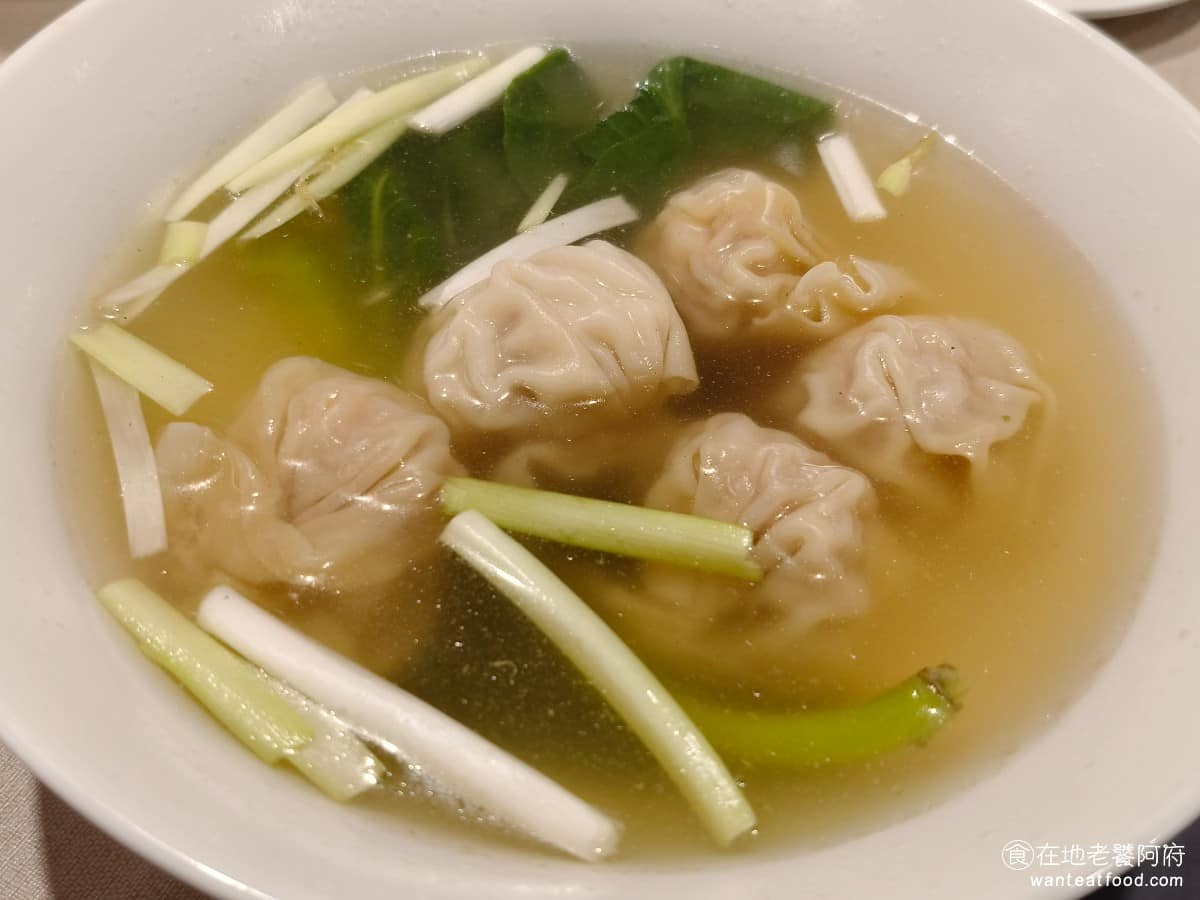 美利香港茶餐廳 美利香港茶餐廳菜單 美利香港茶餐廳推薦 南港區美食 南港美食 港式料理 點心 撈麵 港式鮮蝦雲吞湯 湯頭味道其實不錯,非常入味,而且鹹度偏高,適合小口慢慢喝,或搭配其他餐點一起吃。裡面的雲吞每顆都很大顆,而且飽滿份量給得很夠。 @在地老饕阿府