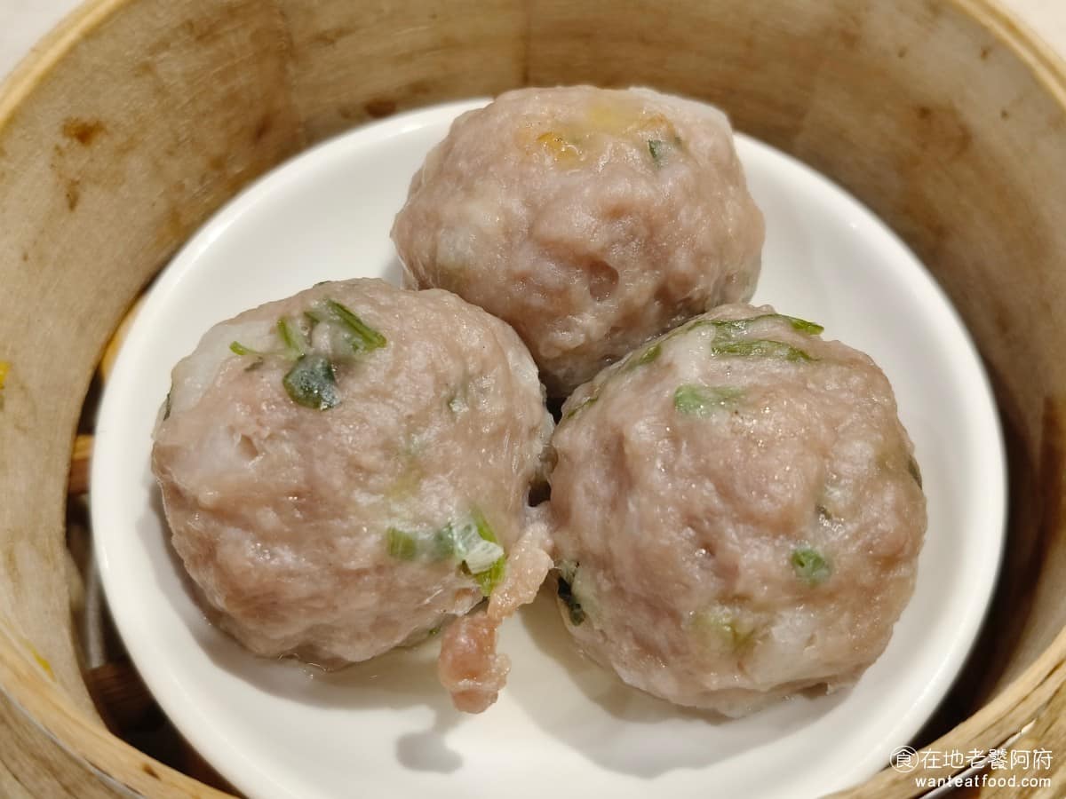 美利香港茶餐廳 美利香港茶餐廳菜單 美利香港茶餐廳推薦 南港區美食 南港美食 港式料理 點心 撈麵 手打牛肉丸 牛肉丸味道還可以,肉質吃起來飽滿扎實,還吃得到淡淡的陳皮香氣,算是港點裡表現穩定的一款。 @在地老饕阿府