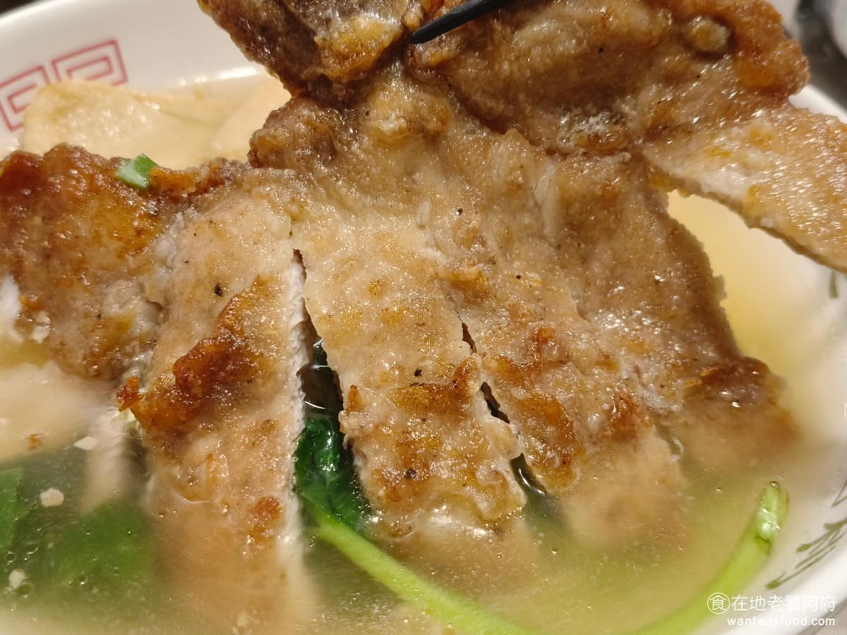美利香港茶餐廳 美利香港茶餐廳菜單 美利香港茶餐廳推薦 南港區美食 南港美食 港式料理 點心 撈麵 豬排外皮炸得酥脆,裡面肉質軟嫩,整體味道其實不錯,難怪是招牌菜之一。唯一的小缺點,就是豬排邊緣,常常會吃到咬不動的硬塊,會破壞口感。 @在地老饕阿府