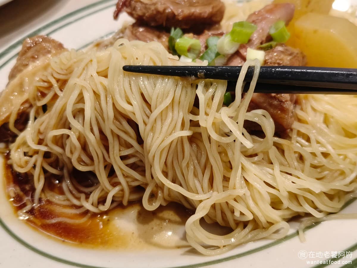 美利香港茶餐廳 美利香港茶餐廳菜單 美利香港茶餐廳推薦 南港區美食 南港美食 港式料理 點心 撈麵 整體牛腩紅燒味道也比想像中淡,整份分量很大,單吃一堆麵,就會比較無聊,難怪某些連鎖港式餐點,現在都發展出,100多塊小份量的餐點,為了就是不讓客人單吃同一樣,吃太多會膩。 @在地老饕阿府