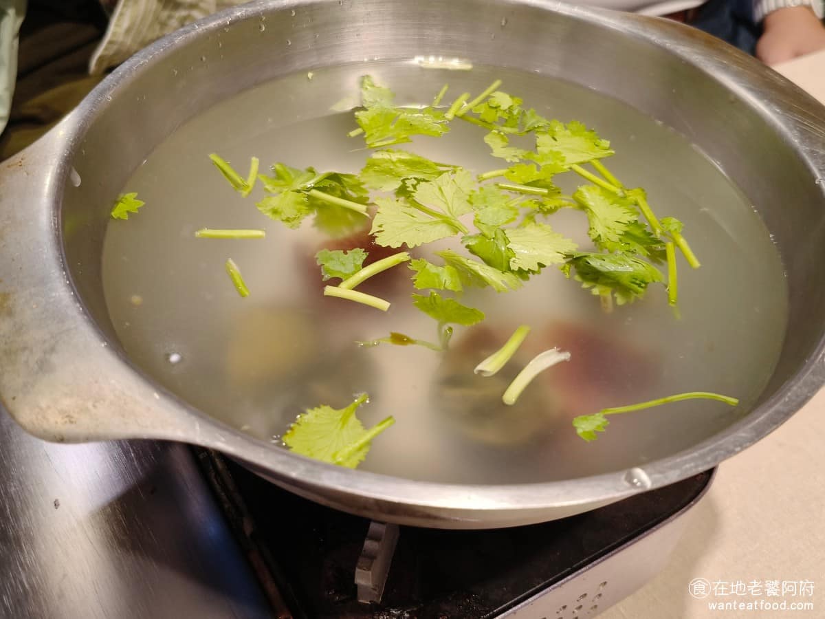 美利香港茶餐廳 美利香港茶餐廳菜單 美利香港茶餐廳推薦 南港區美食 南港美食 港式料理 點心 撈麵 旺角豬肉香菜皮蛋鍋 打邊爐個人鍋款式之一,香菜跟皮蛋在高溫熬煮後,香氣融合,湯頭喝起來清爽、不油膩。 @在地老饕阿府