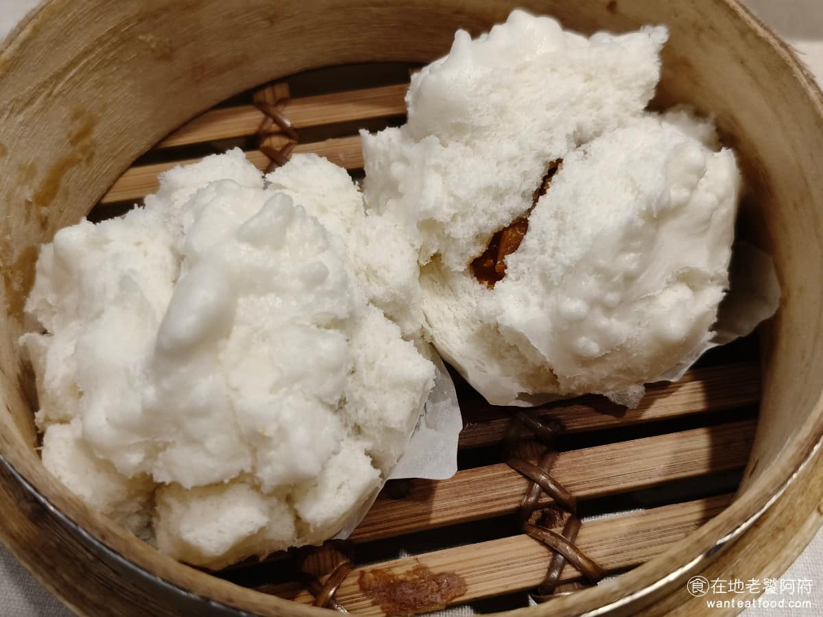 美利香港茶餐廳 美利香港茶餐廳菜單 美利香港茶餐廳推薦 南港區美食 南港美食 港式料理 點心 撈麵 蠔皇叉燒包 這道是整桌點心裡最雷的一道,一口咬下去,雖然叉燒餡料份量給得很多,但肉吃得到一點豬肉臭味。 @在地老饕阿府