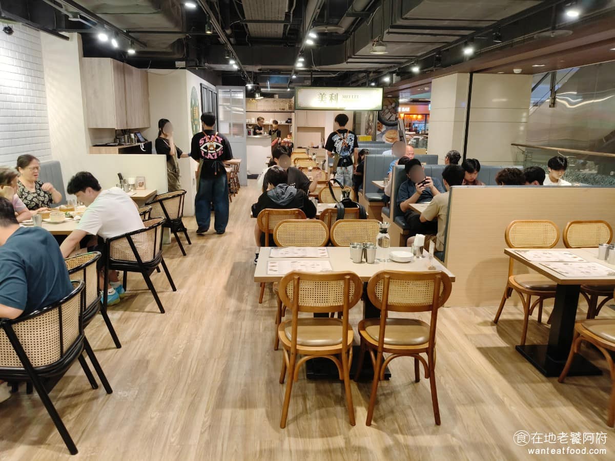 美利香港茶餐廳 美利香港茶餐廳菜單 美利香港茶餐廳推薦 南港區美食 南港美食 港式料理 點心 撈麵 《美利香港茶餐廳》人氣最高的餐點就是滑蛋蝦仁飯,跟豬扒炒出前一丁這兩道,蝦仁又大又新鮮、滑蛋做得綿密,滋味不輸在香港吃到的水準。 @在地老饕阿府