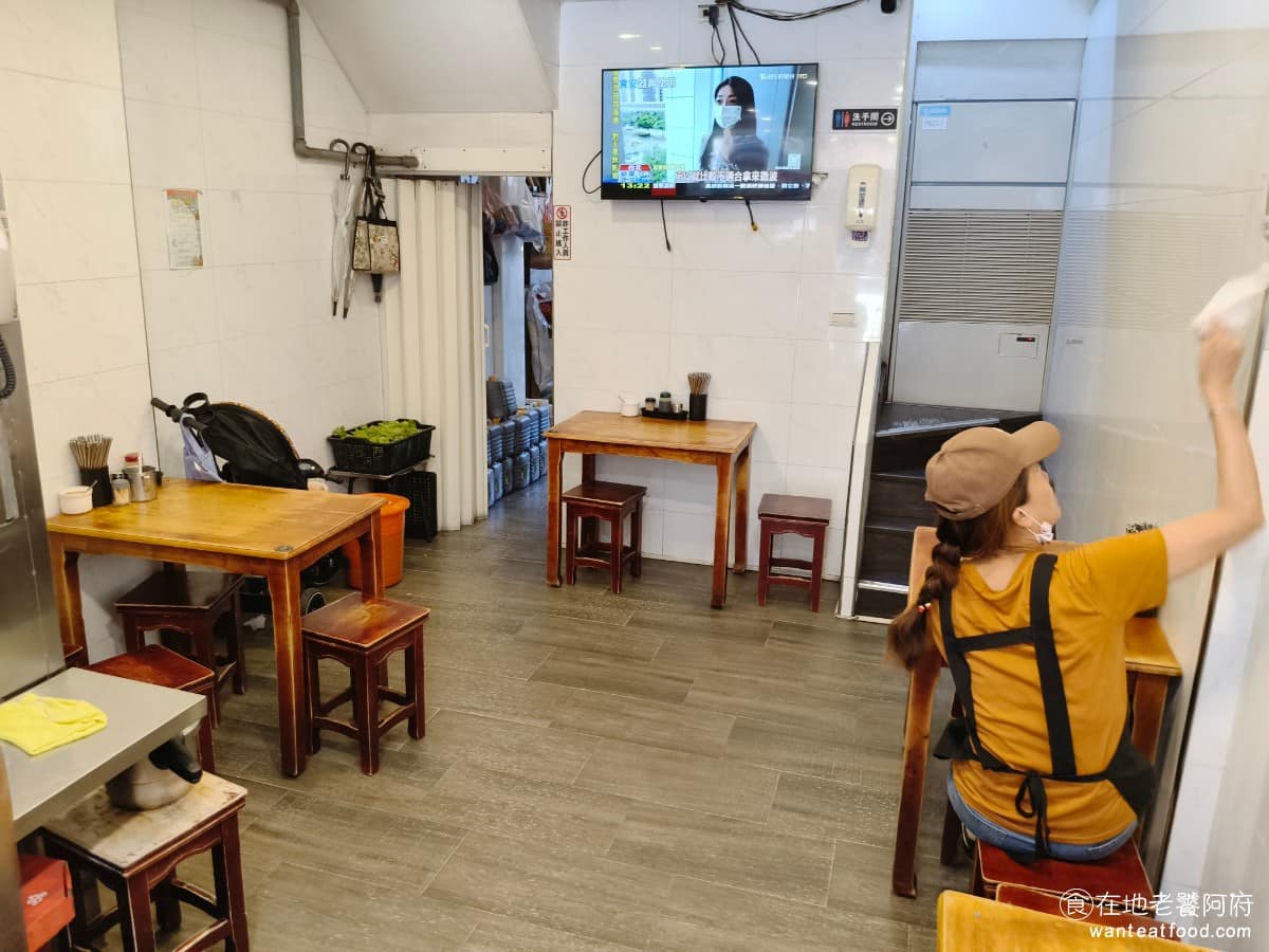老店頭台南意麺 老店頭台南意麺菜單 老店頭台南意麺推薦 大安區美食 大安美食 信義安和美食 台灣小吃 店面不算大,屬於典型的街邊小吃店,但整體維持得算整齊乾淨,店內設有一、二樓用餐區,二人桌、四人桌都有,一個人來吃也很方便。 @在地老饕阿府