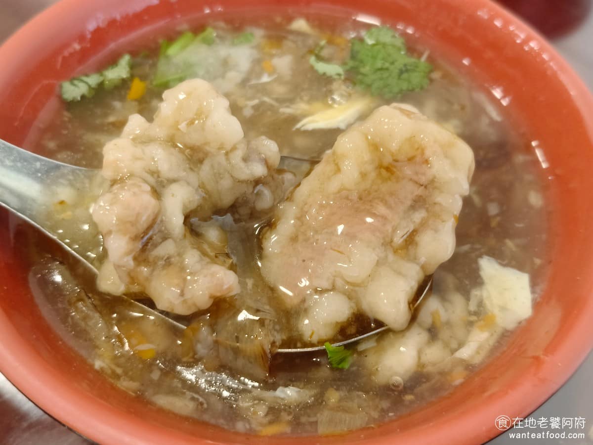 老店頭台南意麺 老店頭台南意麺菜單 老店頭台南意麺推薦 大安區美食 大安美食 信義安和美食 台灣小吃 湯頭加了蠻多的柴魚和香菜,整體喝起來非常的香,裡面的排骨酥是炸過後丟下去煮,吃得到炸過的香氣,唯一的缺點就是裡面的排骨肉超級硬,硬到咬不動。 @在地老饕阿府