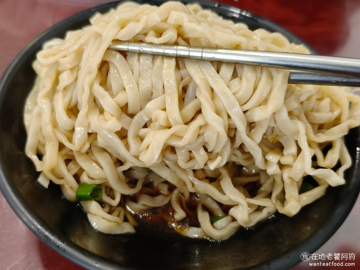 老店頭台南意麺 老店頭台南意麺菜單 老店頭台南意麺推薦 大安區美食 大安美食 信義安和美食 台灣小吃 整體味道不會太鹹,吃起來算是清爽,吃得到淡淡的黑醋調味,酸味還算明顯。只不過因為麵條比較粗,吸附醬汁能力不太好,這種麵條配烏醋,吃多了會覺得比較單調。 @在地老饕阿府