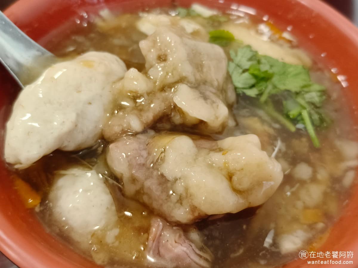 老店頭台南意麺 老店頭台南意麺菜單 老店頭台南意麺推薦 大安區美食 大安美食 信義安和美食 台灣小吃 因為同時有虱目魚丸和排骨酥,個人比較推薦點這一碗,這樣兩種都能吃得到,如果都是排骨酥,反而會因為肉太硬,吃得很辛苦。 @在地老饕阿府