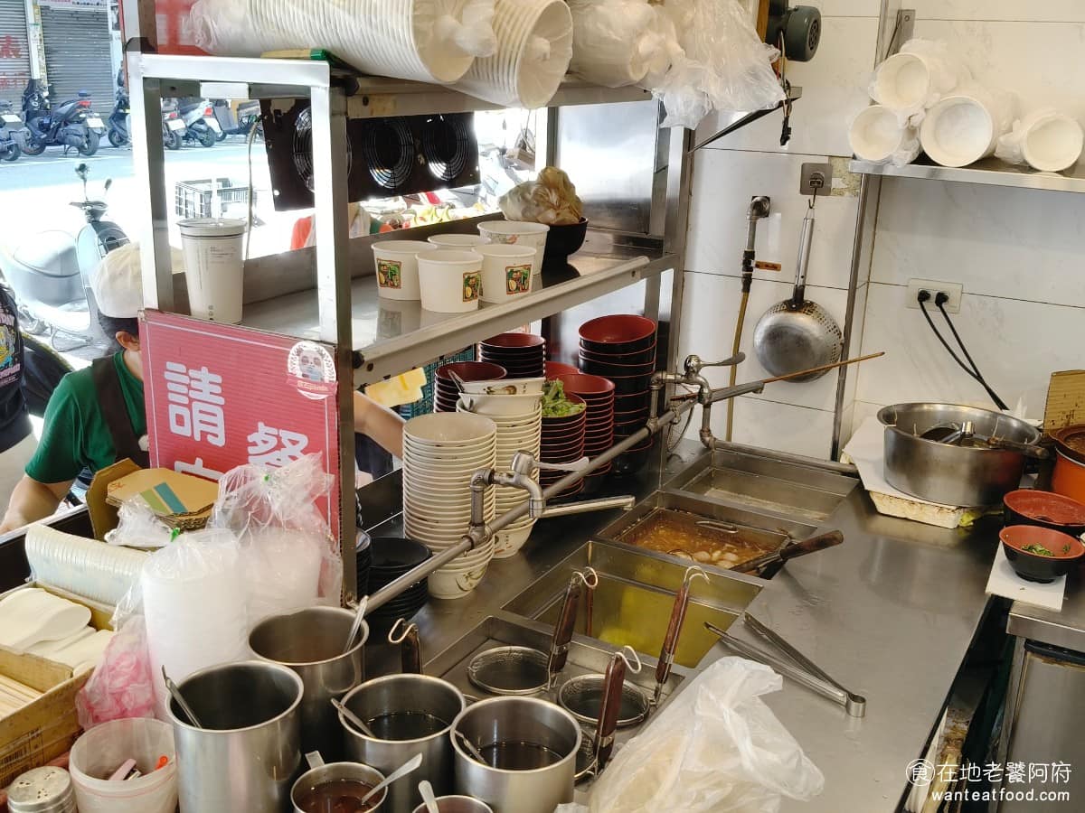 老店頭台南意麺 老店頭台南意麺菜單 老店頭台南意麺推薦 大安區美食 大安美食 信義安和美食 台灣小吃 用餐方式是先拿菜單點餐、吃完再結帳,店內冷藏櫃擺著各式小菜可以直接挑選,服務人員態度都很親切。 @在地老饕阿府