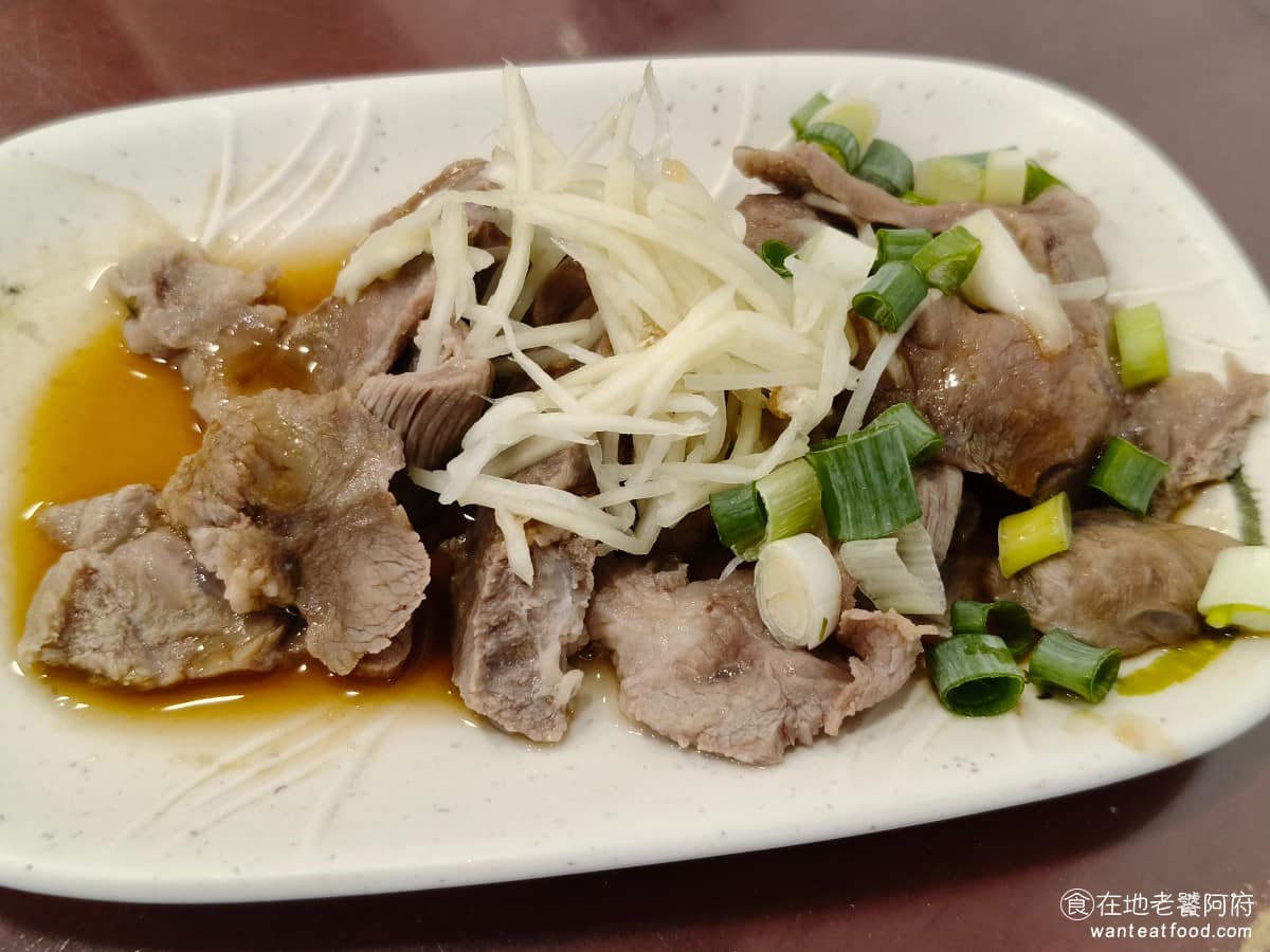 老店頭台南意麺 老店頭台南意麺菜單 老店頭台南意麺推薦 大安區美食 大安美食 信義安和美食 台灣小吃 嘴邊肉 全部的小菜中,這一份是我們覺得最糟糕的,因為肉質超級硬,即便是切得很薄,但還是硬到完全咬不動,所以幾乎整盤都沒吃。 @在地老饕阿府