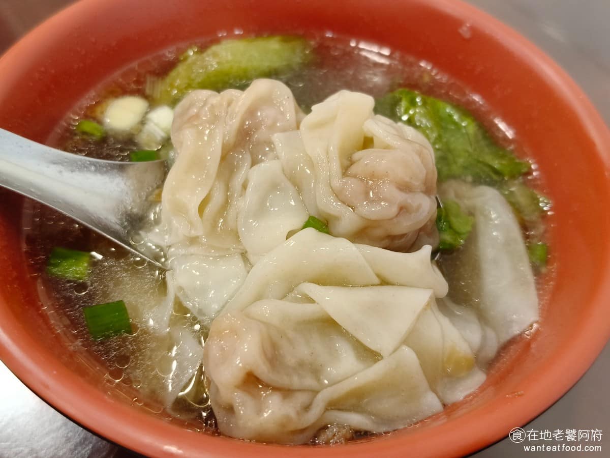 老店頭台南意麺 老店頭台南意麺菜單 老店頭台南意麺推薦 大安區美食 大安美食 信義安和美食 台灣小吃 湯頭加了不少的油蔥酥,喝起來非常入味,還加了一些青菜,餛飩給的很多,餛飩外皮滑順,裡面的豬肉餡鹹香入味,算是不錯的湯品選擇。 @在地老饕阿府