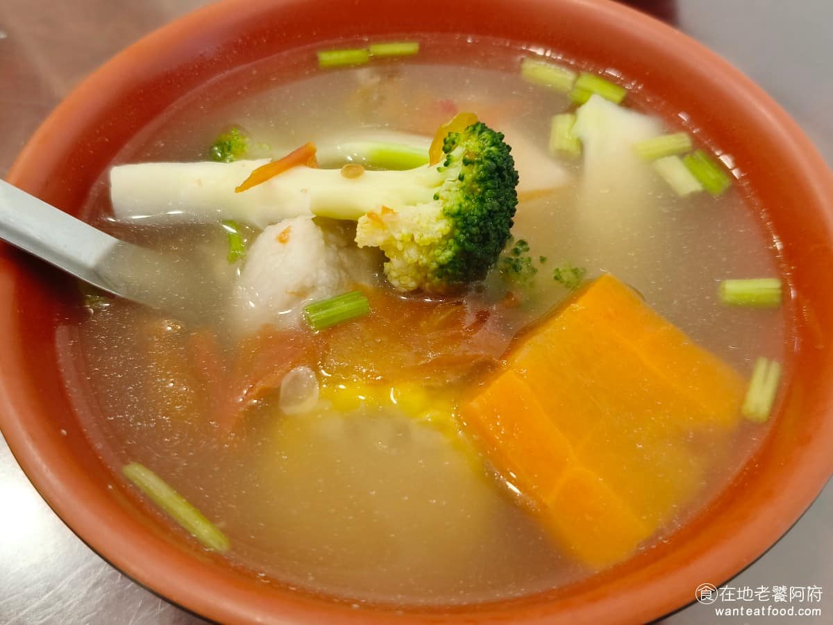 老店頭台南意麺 老店頭台南意麺菜單 老店頭台南意麺推薦 大安區美食 大安美食 信義安和美食 台灣小吃 五種蔬菜排骨湯麵 湯頭清淡帶點蔬菜自然的甜味,配料有花椰菜、玉米、紅蘿蔔、馬鈴薯與番茄,湯裡另外有一塊排骨,喝起來不重口味,適合不想吃太油的人。 @在地老饕阿府