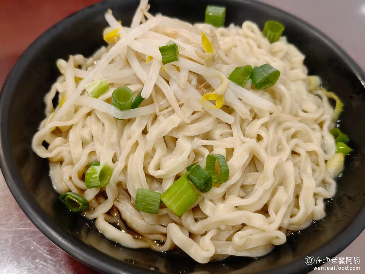 老店頭台南意麺 老店頭台南意麺菜單 老店頭台南意麺推薦 大安區美食 大安美食 信義安和美食 台灣小吃 烏醋麵 如果不想吃得太油膩,或是重口味的人,可以點烏醋麵來試試,完全沒有任何的肉燥,單純只有烏醋醬汁做攪拌。 @在地老饕阿府