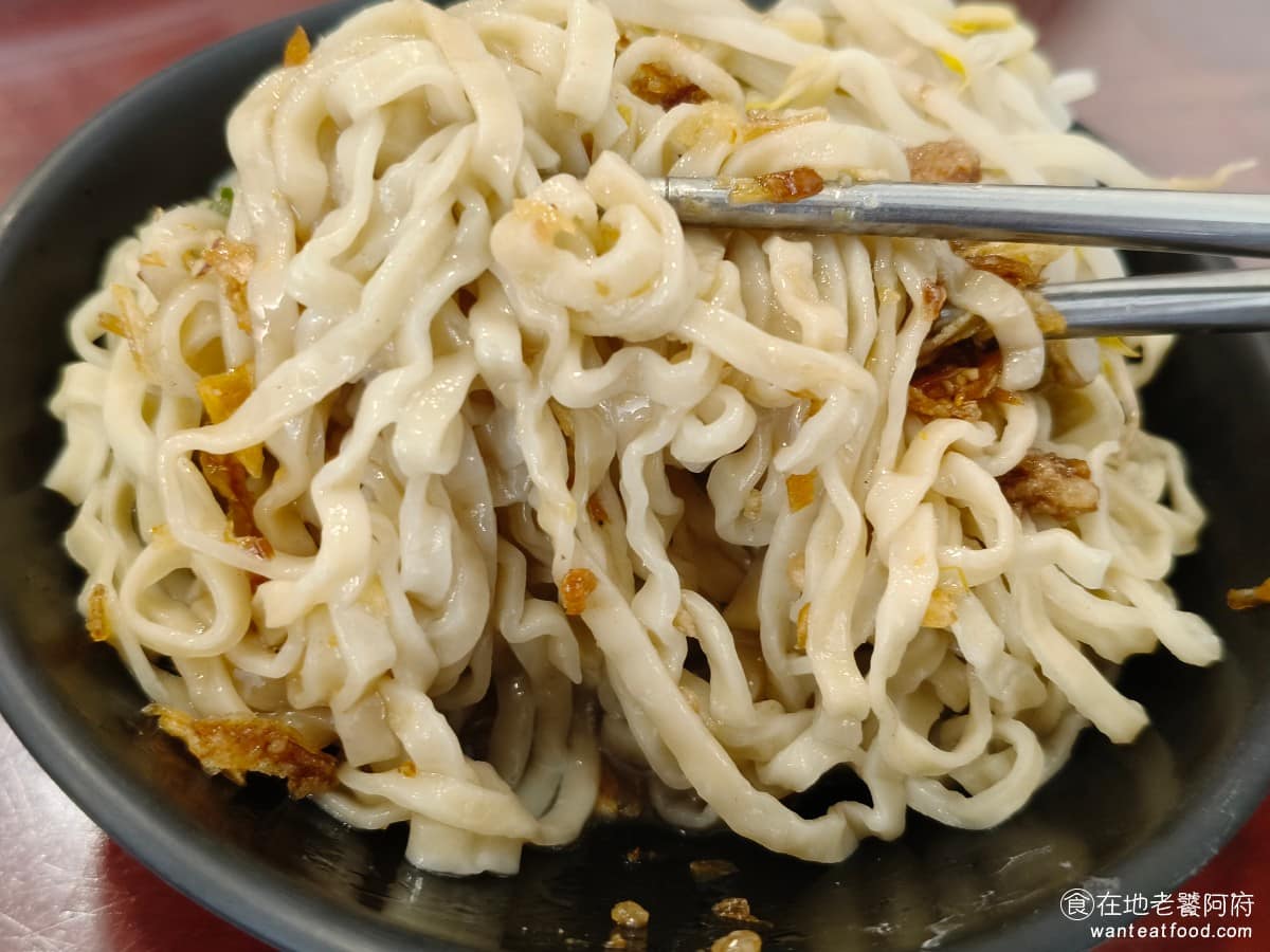 老店頭台南意麺 老店頭台南意麺菜單 老店頭台南意麺推薦 大安區美食 大安美食 信義安和美食 台灣小吃 因為加了非常多的油蔥酥,而且肉燥本身也少了五香粉,整體吃起來味道特別香,麵條沒有煮得太軟爛,吃起來比較有嚼勁。雖然和台南鹽水乾麵的做法有差,但整體味道還是很不錯。 @在地老饕阿府