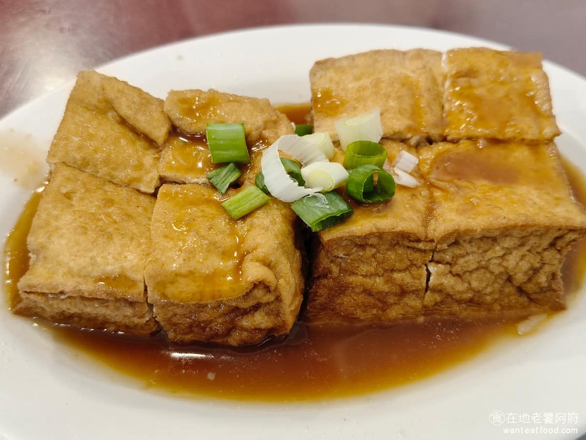 老店頭台南意麺 老店頭台南意麺菜單 老店頭台南意麺推薦 大安區美食 大安美食 信義安和美食 台灣小吃 油豆腐 豆腐吃起來非常新鮮,搭配滿滿的醬油膏,味道偏甜,不會太鹹,表現得中規中矩。 @在地老饕阿府